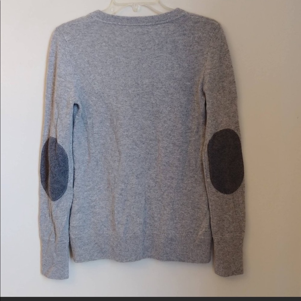 Scoop NYC Grey cashmere crew neck sweater with darker grey arm patches